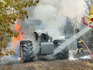 Fiamme a Bevagna trattore e autovettura distrutti in incendio