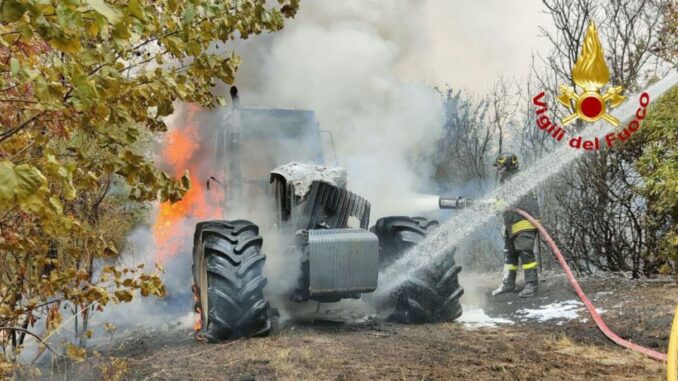 Fiamme a Bevagna trattore e autovettura distrutti in incendio