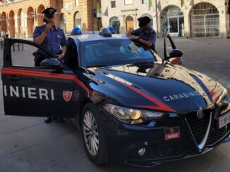 Sei settimane di prognosi per una 82enne rapinata, due arresti
