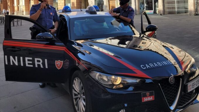 Sei settimane di prognosi per una 82enne rapinata, due arresti