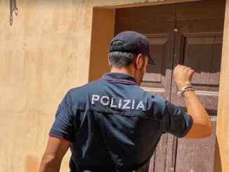 Giovane arrestato per minacce e richieste di denaro alla madre