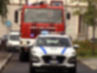 Settantenne cade nel fiume, salvato da agente della Polizia Locale