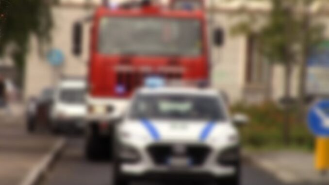 Settantenne cade nel fiume, salvato da agente della Polizia Locale