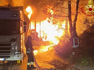 Incendio a Verchiano: intervento dei Vigili del Fuoco a Foligno I Vigili del Fuoco di Foligno sono intervenuti nella notte del 4 novembre 2024, intorno alle ore 1:00, per domare un incendio che ha coinvolto un autocarro nel quartiere di Verchiano, nel comune di Foligno. Le fiamme hanno rapidamente avvolto il mezzo, creando una situazione di potenziale pericolo per l'area circostante. L'intervento dei vigili è stato tempestivo e ha richiesto diverse ore per completare le operazioni di spegnimento e mettere in sicurezza il veicolo danneggiato. Sul posto sono arrivati subito più squadre dei Vigili del Fuoco che hanno operato con mezzi specializzati per domare le fiamme, che si erano sviluppate velocemente a causa della natura del carico del veicolo. Le operazioni di spegnimento sono state complesse e hanno richiesto un intervento prolungato. Solo dopo diverse ore le fiamme sono state completamente estinte e il pericolo immediato è stato scongiurato. Durante le operazioni, sono stati adottati protocolli di sicurezza per evitare che l'incendio si estendesse ulteriormente, considerando anche la posizione del veicolo e la presenza di altri mezzi nelle vicinanze. Le forze in campo hanno garantito che la situazione non sfociasse in un'emergenza di dimensioni superiori, grazie alla rapida mobilitazione e coordinamento sul territorio. Le cause dell'incendio sono ancora oggetto di indagini da parte delle autorità competenti, ma al momento non sono emersi segnali che possano indicare un'origine dolosa. Non si segnalano feriti o persone coinvolte nell'incidente, ma il mezzo è stato seriamente danneggiato. La zona di Verchiano è stata temporaneamente isolata per permettere alle squadre di soccorso di operare in sicurezza e per evitare che il fumo e le esalazioni potessero rappresentare un rischio per la salute dei residenti. Le operazioni si sono concluse solo al mattino, quando il veicolo è stato messo in sicurezza e il traffico è stato gradualmente riaperto.