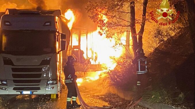 Incendio a Verchiano: intervento dei Vigili del Fuoco a Foligno I Vigili del Fuoco di Foligno sono intervenuti nella notte del 4 novembre 2024, intorno alle ore 1:00, per domare un incendio che ha coinvolto un autocarro nel quartiere di Verchiano, nel comune di Foligno. Le fiamme hanno rapidamente avvolto il mezzo, creando una situazione di potenziale pericolo per l'area circostante. L'intervento dei vigili è stato tempestivo e ha richiesto diverse ore per completare le operazioni di spegnimento e mettere in sicurezza il veicolo danneggiato. Sul posto sono arrivati subito più squadre dei Vigili del Fuoco che hanno operato con mezzi specializzati per domare le fiamme, che si erano sviluppate velocemente a causa della natura del carico del veicolo. Le operazioni di spegnimento sono state complesse e hanno richiesto un intervento prolungato. Solo dopo diverse ore le fiamme sono state completamente estinte e il pericolo immediato è stato scongiurato. Durante le operazioni, sono stati adottati protocolli di sicurezza per evitare che l'incendio si estendesse ulteriormente, considerando anche la posizione del veicolo e la presenza di altri mezzi nelle vicinanze. Le forze in campo hanno garantito che la situazione non sfociasse in un'emergenza di dimensioni superiori, grazie alla rapida mobilitazione e coordinamento sul territorio. Le cause dell'incendio sono ancora oggetto di indagini da parte delle autorità competenti, ma al momento non sono emersi segnali che possano indicare un'origine dolosa. Non si segnalano feriti o persone coinvolte nell'incidente, ma il mezzo è stato seriamente danneggiato. La zona di Verchiano è stata temporaneamente isolata per permettere alle squadre di soccorso di operare in sicurezza e per evitare che il fumo e le esalazioni potessero rappresentare un rischio per la salute dei residenti. Le operazioni si sono concluse solo al mattino, quando il veicolo è stato messo in sicurezza e il traffico è stato gradualmente riaperto.
