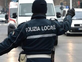 Due agenti di polizia locale aggrediti da uomo