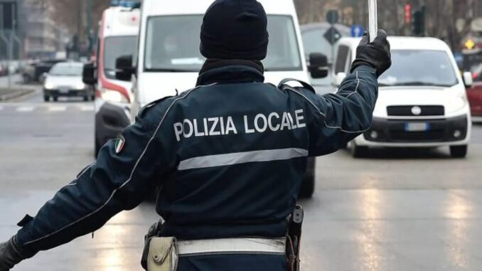 Due agenti di polizia locale aggrediti da uomo