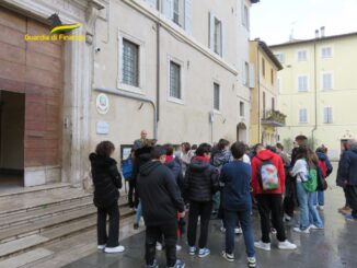 Studenti scuola Gentile da Fabriano alla caserma della compagnia di Foligno