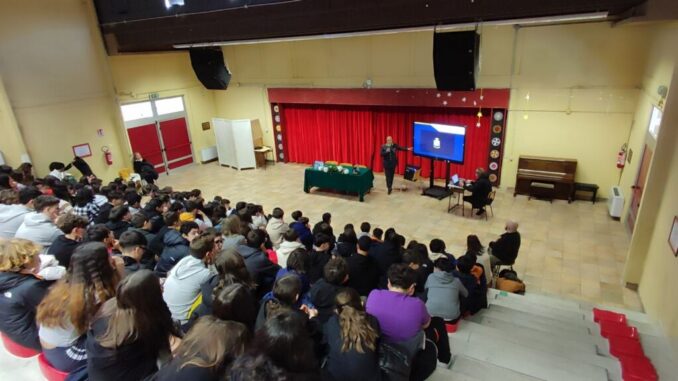 Incontro scolastico: legalità e abilità cinofile in dimostrazione