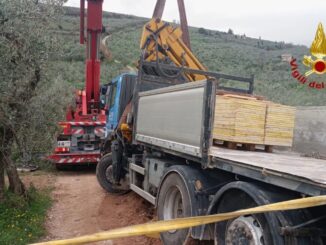 Autocarro fuori strada a Trevi, intervento dei Vigili del Fuoco