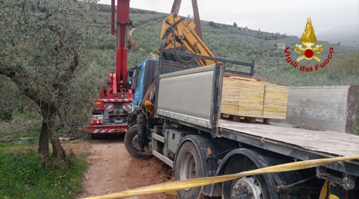 Autocarro fuori strada a Trevi, intervento dei Vigili del Fuoco