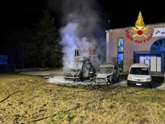 Incendio notturno distrugge furgone e due auto a Foligno