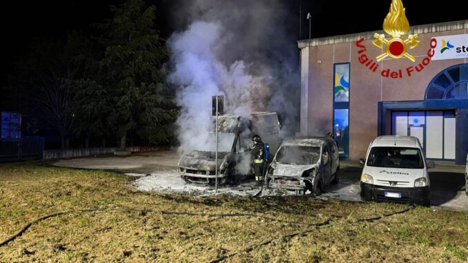 Incendio notturno distrugge furgone e due auto a Foligno