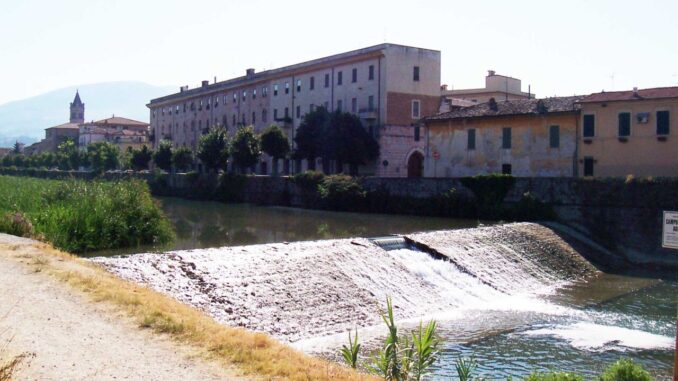 Agenti salvano 14enne nel Topino, era aggrappato a un tronco
