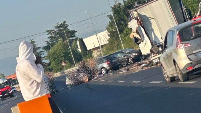 Scontro tra veicoli sulla Flaminia: chiusa carreggiata