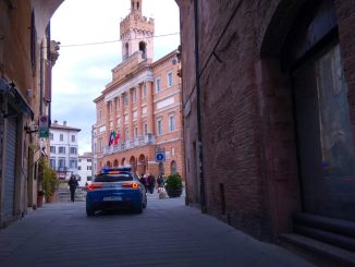Minaccia l’ex moglie e aggredisce agenti: arrestato a Foligno