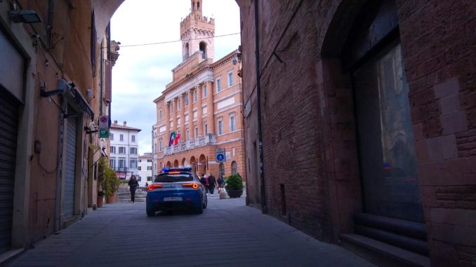Minaccia l’ex moglie e aggredisce agenti: arrestato a Foligno