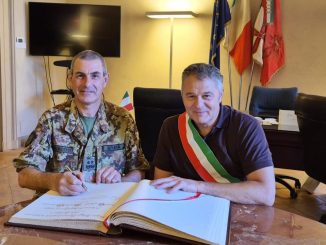Zuccarini saluta il comandante uscente della Caserma Gonzaga