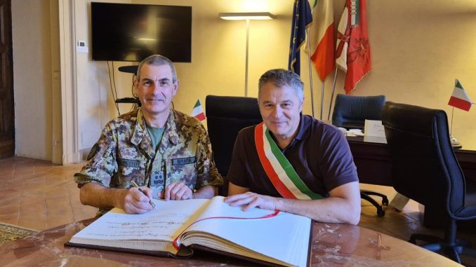 Zuccarini saluta il comandante uscente della Caserma Gonzaga