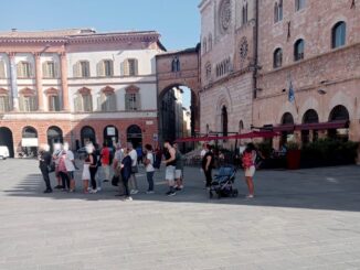 Caos al Comune di Foligno: file interminabili all’Anagrafe, dipendenti allo stremo e aumentano le aggressioni