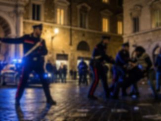 Foligno piazza Matteotti, rissa selvaggia in centro: bottiglie rotte e terrore