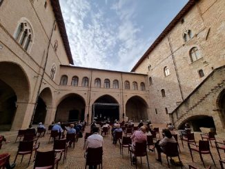 Spettacoli e danza aerea animano l’estate di Palazzo Trinci