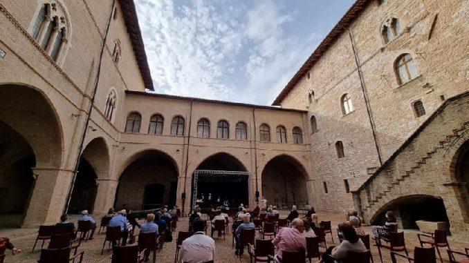 Spettacoli e danza aerea animano l’estate di Palazzo Trinci