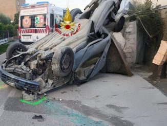 Auto fuori controllo si ribalta all’alba in via Hoffmann