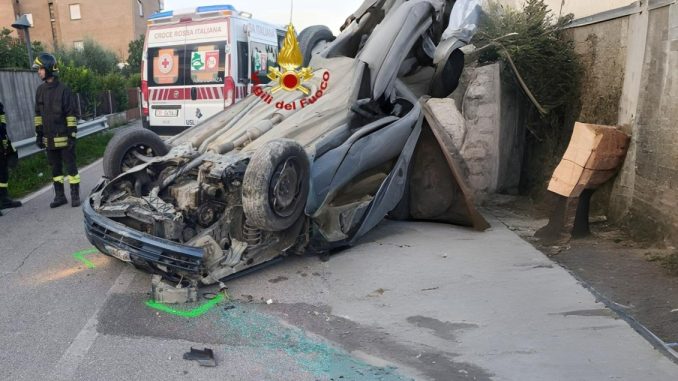 Auto fuori controllo si ribalta all’alba in via Hoffmann
