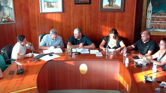 Maggioranza risponde al PD tra critiche e dati economici