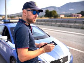 23enne sorpreso senza patente con sfollagente in auto