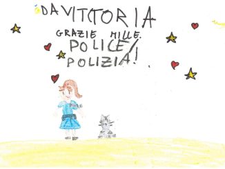 Bimba adotta gattino trovato e ringrazia la Polizia