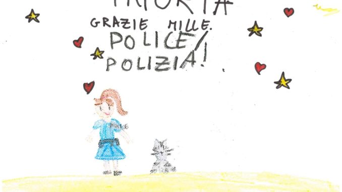Bimba adotta gattino trovato e ringrazia la Polizia