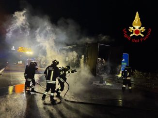 Rimorchio in fiamme sulla SS77, paura a Foligno