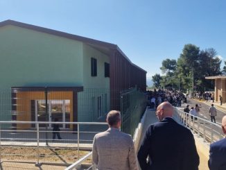È stata inaugurata oggi la nuova scuola di Gualdo Cattaneo nel Parco Sant’Anna, un progetto da 6 milioni di euro realizzato dopo la chiusura del vecchio plesso nel 2019. La cerimonia ha visto la partecipazione di studenti, famiglie, insegnanti e delle istituzioni locali. Il sindaco Enrico Valentini ha sottolineato come la scuola rappresenti un cuore pulsante per la comunità, non solo spazi e aule, ma un luogo dove i ragazzi potranno crescere come cittadini consapevoli e liberi. “Ringrazio chi ha creduto nel progetto, le ditte locali che hanno lavorato con passione e anche l’opposizione consiliare per averci stimolato a guardare oltre i nostri limiti. Bambini, questa scuola è vostra: riempitela di sogni e custoditela con amore”, ha aggiunto il primo cittadino, visibilmente emozionato. Il presidente della Provincia, Massimiliano Presciutti, ha evidenziato l’importanza della collaborazione tra territori. “Valentini e Petruccioli hanno scelto di unire le forze e dimensionare gli istituti, offrendo così nuove prospettive per l’intera comunità. Inaugurare questa scuola è un traguardo straordinario, oggi celebriamo non solo un edificio, ma il futuro di tutta la comunità”, ha dichiarato. Secondo quanto riportato dalla fonte del comunicato, Cittadino e Provincia, l’inaugurazione rappresenta un momento di festa e condivisione che rafforza il senso di appartenenza al territorio e valorizza le iniziative locali. La scuola è pronta ad accogliere gli studenti e a diventare un punto di riferimento per Gualdo Cattaneo, un luogo dove la cultura, la socialità e l’educazione si intrecciano.