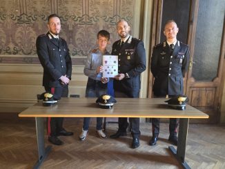 Mattia dona la sua tesina ai Carabinieri di Foligno