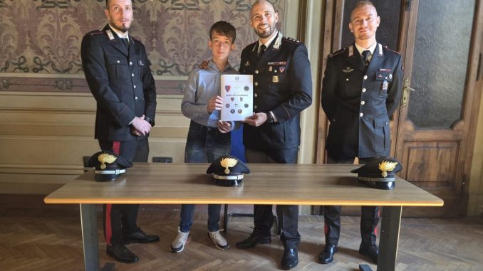 Mattia dona la sua tesina ai Carabinieri di Foligno