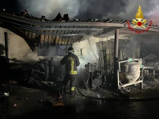 Incendio in capannone edile a Montefalco: indagini in corso