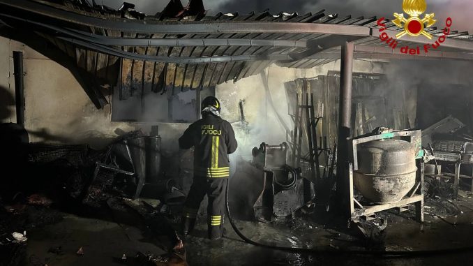 Incendio in capannone edile a Montefalco: indagini in corso