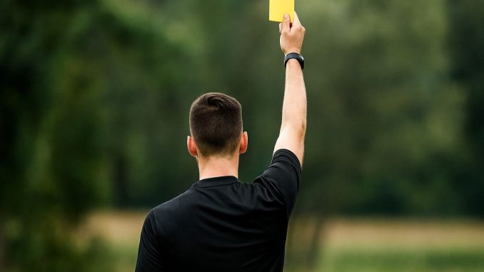 Arbitro di calcio aggredito a Trevi, sdegno e solidarietà unanime