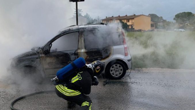Incendio auto a GPL, intervento rapido dei Vigili del fuoco