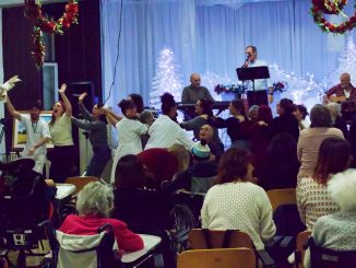 Musica e sorrisi accendono Casa Serena nel Natale
