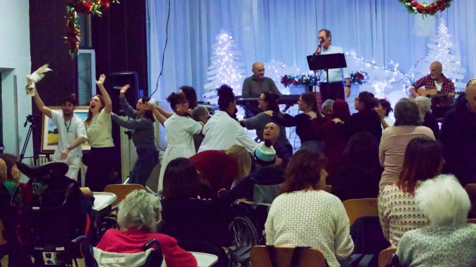 Musica e sorrisi accendono Casa Serena nel Natale