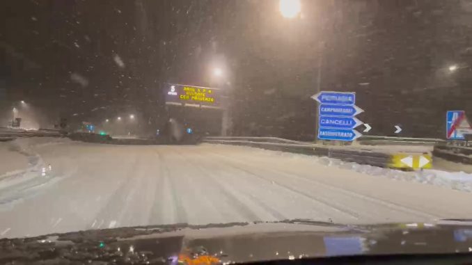 Traffico in tilt sulla SS77 per neve intensa a Cancelli di Foligno [video]