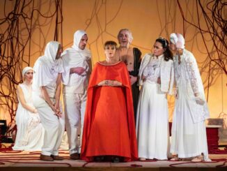 Lella Costa sfida la guerra con Lisistrata a Foligno