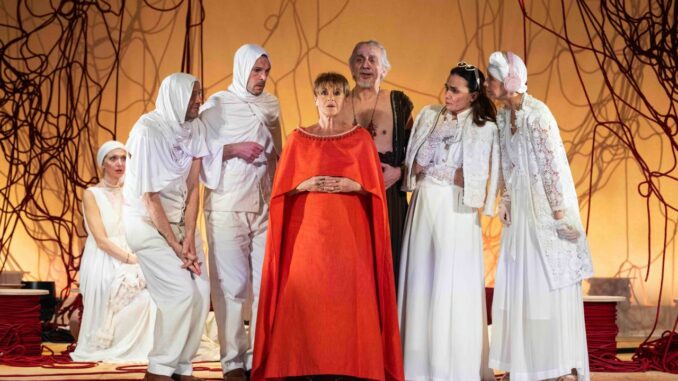 Lella Costa sfida la guerra con Lisistrata a Foligno