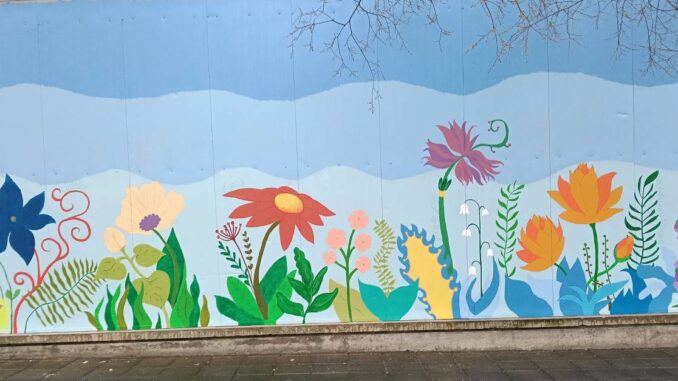 Murales colora il distretto scolastico contro la violenza