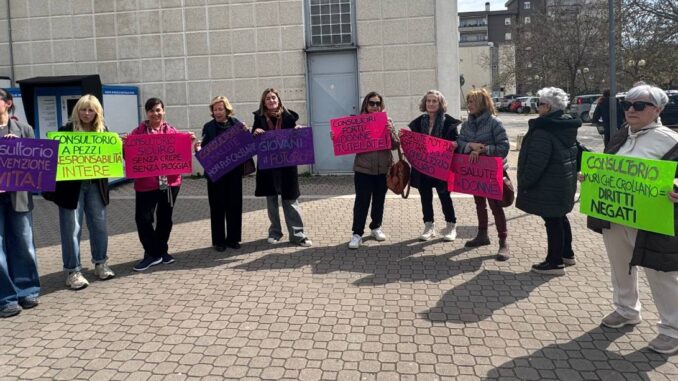 Consultorio  Foligno la protesta delle donne non si ferma