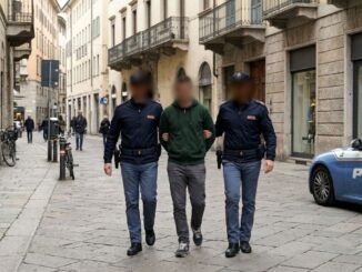 Uomo arrestato per violenza domestica aggredisce compagna