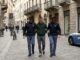 Uomo arrestato per violenza domestica aggredisce compagna